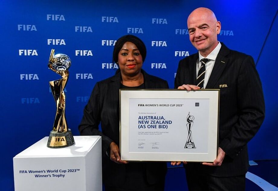 Gianni Infantino e a secretária-geral Fatma Samoura posam com placa comemorativa