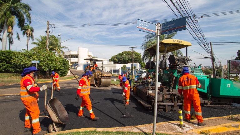 Mesmo com a previsão de chuva em pontos isolados na tarde quinta-feira (25), com o tempo firme até por volta do meio-dia, as três frentes de recapeamento estão sendo executadas em Campo Grande que avançaram