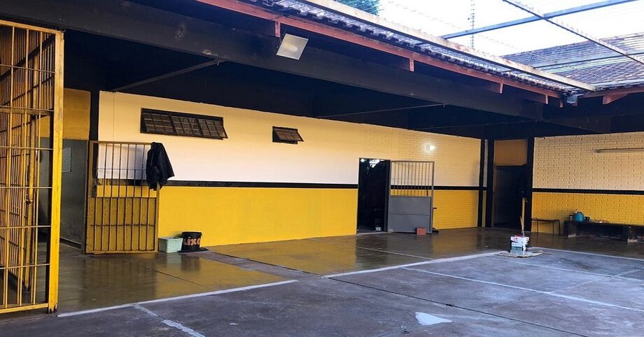 Iniciado em 2016, o projeto surgiu para garantir ocupação produtiva remunerada de custodiados e reformas de imóveis ligados à segurança pública de Mato Grosso do Sul.