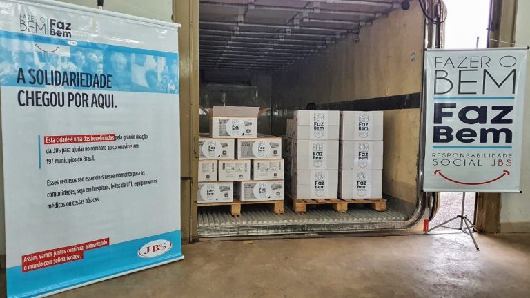 A Prefeitura de Campo Grande recebeu nesta sexta-feira (26) da empresa JBS a doação de luvas de procedimento que serão destinadas aos profissionais de saúde que estão atuando no enfrentamento do coronavírus (Covid-19)
