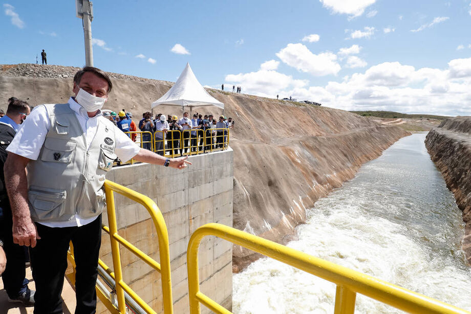 Presidente Jair Bolsonaro durante o acionamento da abertura das comportas da Barragem de Milagres, no Ceará