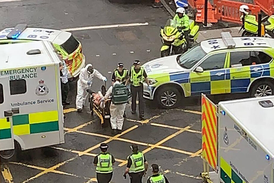 Serviços de emergência cuidam de vítima no centro de Glasgow