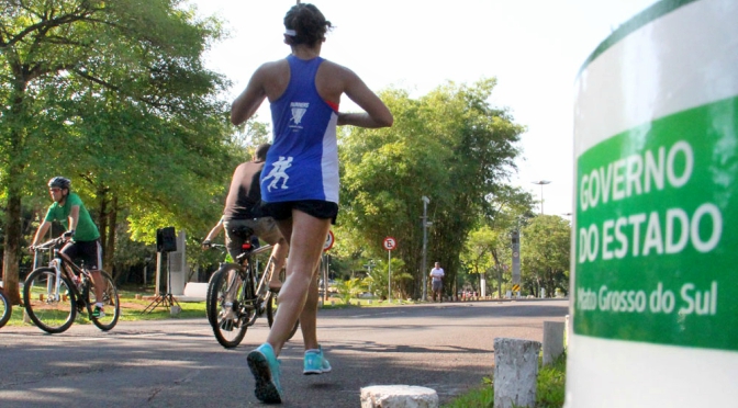 O Amigos do Parque consiste no fechamento de uma das pistas do Parque dos Poderes para possibilitar a prática desportiva, como caminhadas, corridas, passeios de bicicleta e patins.