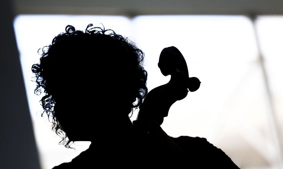 Como outros colegas de profissão, a artista e brincante Bruna Luiza tem passado por momentos difíceis durante a pandemia já que não há trabalhos a serem feitos.