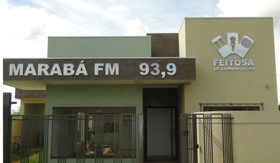 A Rádio Marabá FM 93,9 Mhz tem o estúdio principal localizado na Rua Gilo de Araújo Feitosa, 52 em Maracaju/MS
