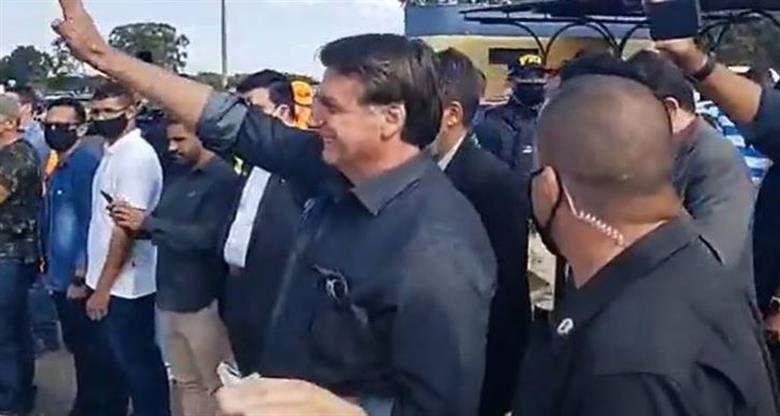 O presidente Jair Bolsonaro e o ministro da Infraestrutura, Tarcísio de Freitas, foram neste sábado a Araguari, no Triângulo Mineiro, para visitar o Batalhão Ferroviário da cidade, onde fica o Centro de Instrução de Engenharia do Exército
