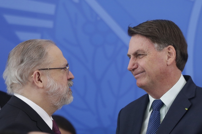 O procurador-geral da República Augusto Aras conversa com o presidente Jair Bolsonaro durante cerimônia no Palácio do Planalto