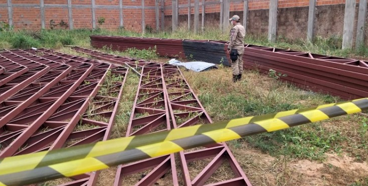 Segundo informações do boletim de ocorrência 2428/2020, o homem estava instalando uma estrutura de ferragem no local, momento em que a estrutura desabou sobre ele