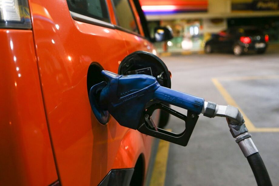 O destaque foi o grupo Transportes, que saiu de deflação de 2,60% em maio para alta de 0,21% nesta leitura, puxado pela gasolina (-8,59% para 0,40%).