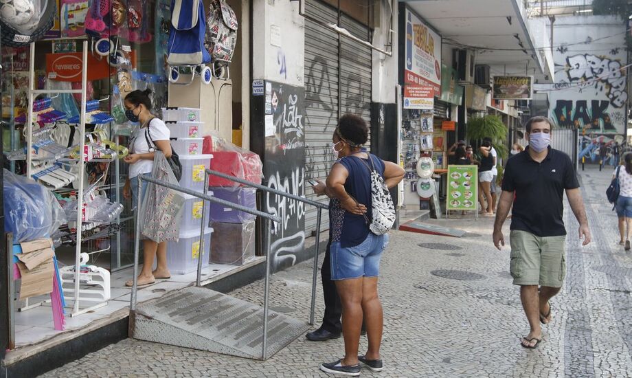 No sábado, a vigilância sanitária inspecionou 78 estabelecimentos e aplicou 58 multas por descumprimento das regras.