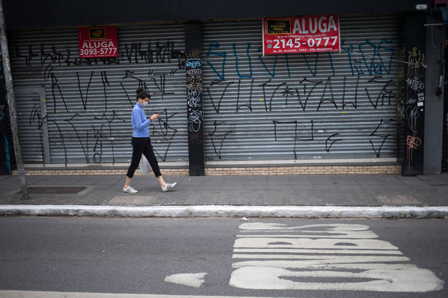 Teriam de ter implantado medidas de contenção.