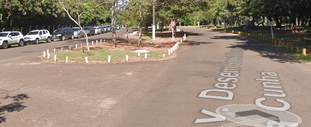 Local da poda nos tocos do canteiro, ferramenta usada foi carro de luxo