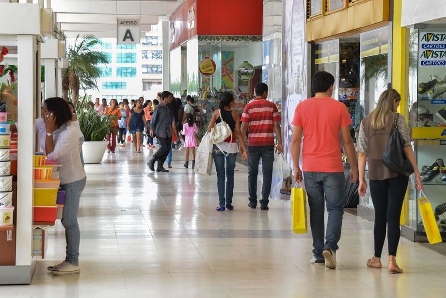 As avaliações negativas sobre a renda atual também fizeram com que este indicador alcançasse o menor nível da série histórica (84 pontos) em junho, após quedas mensal (-13%) e anual (-21,8%).