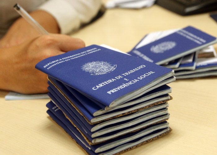 O fechamento recorde de vagas formais em maio foi puxado pelo setor de serviços, que eliminou 143.479 postos, de acordo com dados do Cadastro Geral de Empregados e Desempregados (Caged)