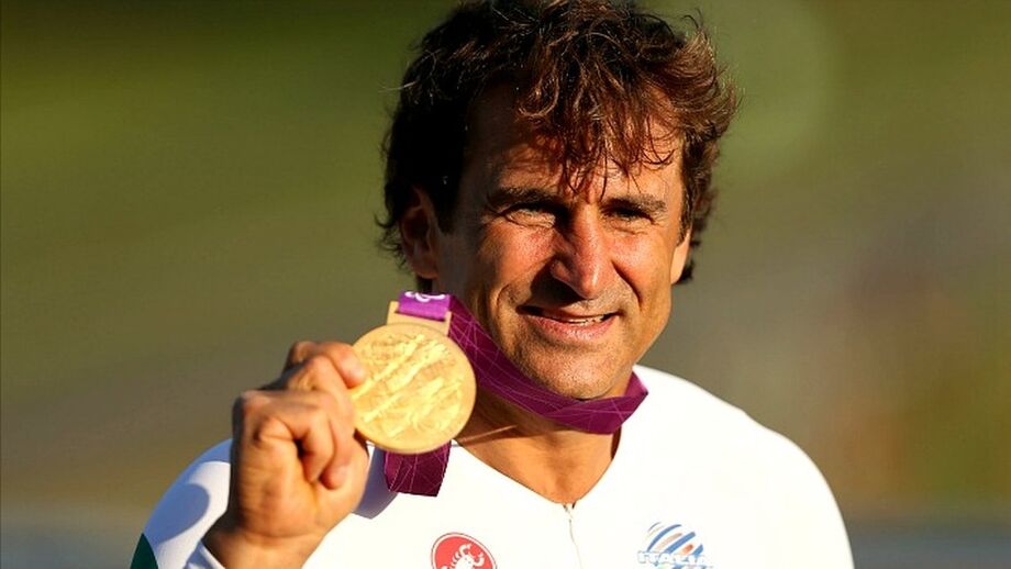 O ex-piloto Alessandro Zanardi foi submetido a uma segunda cirurgia5, nesta segunda-feira, em Toscana, na Itália, onde se encontra hospitalizado desde 19 de junho, após sofrer grave acidente durante prova de bicicleta de mão