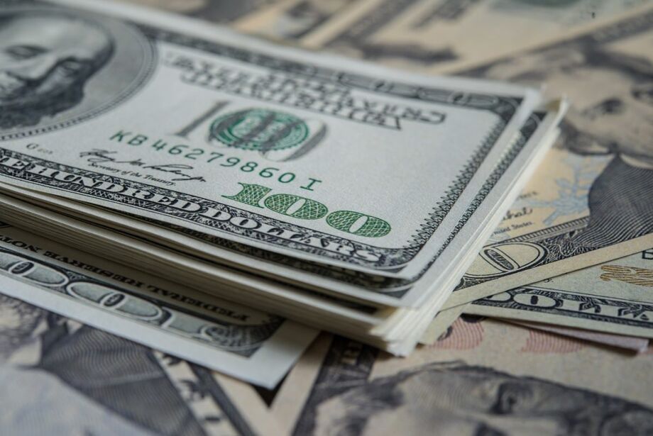 O dólar firmou queda nos negócios da tarde, após uma manhã de oscilações