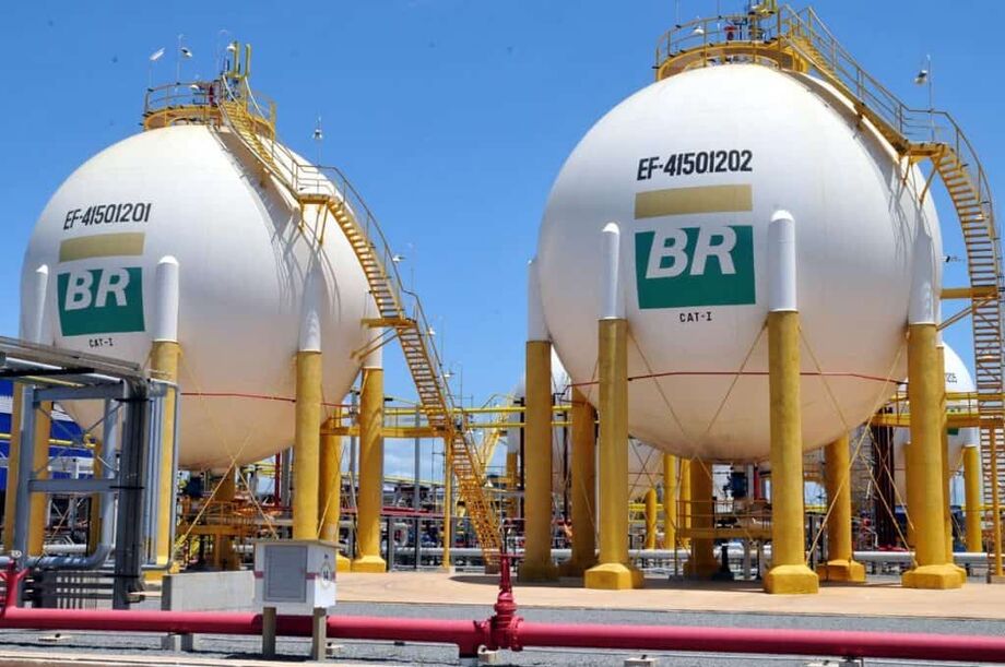 O fator de utilização das refinarias da Petrobras voltaram ao patamar de antes da crise de demanda trazida pela pandemia da covid-19, atingindo no dia 27 de junho 77%, informou o Ministério de Minas e Energia (MME) no seu boletim semanal