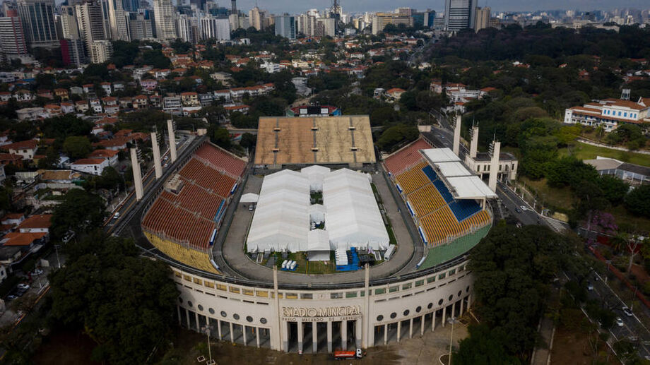 A Prefeitura negocia com a gestão João Doria (PSDB) para que leitos ocupados com pacientes do interior não entrem na conta da taxa de ocupação de UTIs da capital, uma vez que esse índice é usado para a reabertura econômica.