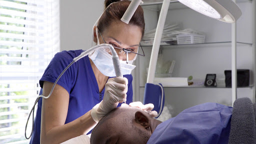 Por suas mãos passam desde vítimas de ataques de leões e pessoas que sofreram queimaduras ou dilacerações faciais até pacientes que buscam a solução para a calvície.
