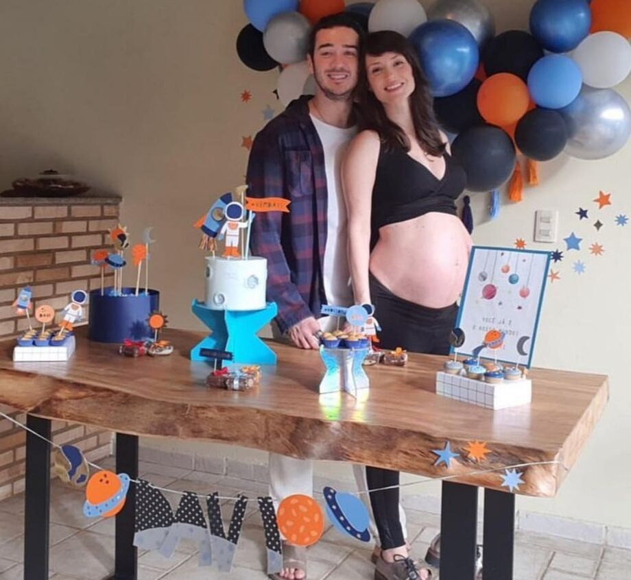 Só pra não passar em branco, ontem fizemos um zoom com a família, explicou o ator na legenda da série de fotos que publicou no perfil dele no Instagram.
