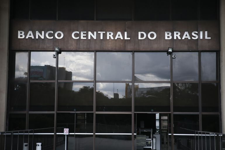 As contas do setor público acumularam um déficit primário de R$ 214,021 bilhões no ano até maio, o equivalente a 7,37% do PIB, informou o Banco Central.