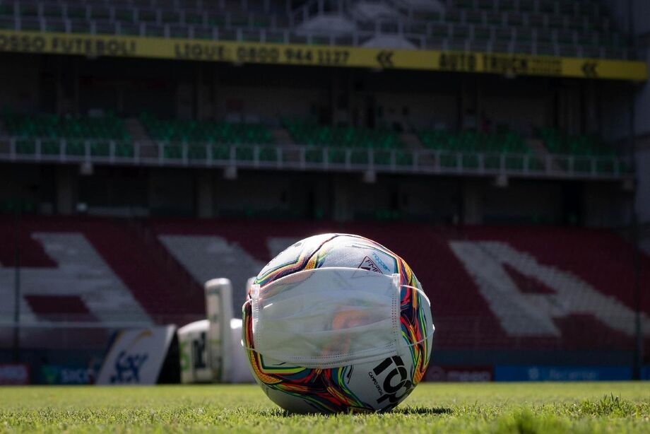 Se os jogos são com os portões fechados, a torcida precisa dar um jeito para acompanhar.