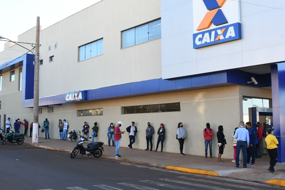 Fila para atendimento na agência