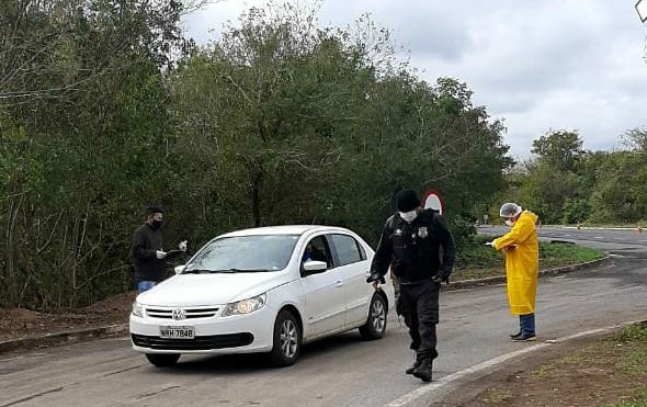 Fiscais do Detran ainda apreenderam o carro, em razão de estar com o lacre da placa rompido, pneu careca e por não estar licenciado para realizar o transporte remunerado de passageiros.
