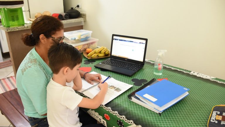 Não são apenas os alunos que estão recebendo atendimento remoto, os profissionais da Reme também seguem a rotina de capacitação.