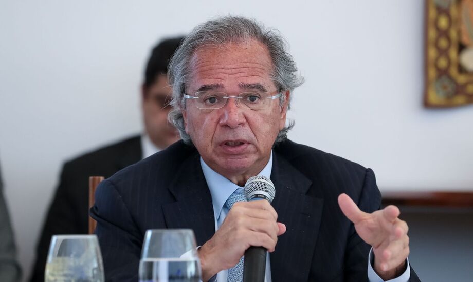 Guedes, na videoconferência, voltou a dizer que, em teoria, o Banco Central poderia ter que emitir moeda caso a atual recessão decorrente da pandemia de covid-19 se transforme em uma depressão econômica que perdure pelos próximos anos.