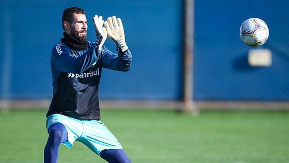 Goleiro Vanderlei participa de treino no CT do Grêmio