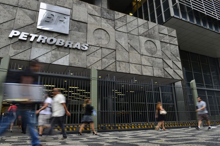 O presidente da Petrobras, Roberto Castello Branco, disse hoje (30) que a estatal espera a adesão de mais de 9 mil funcionários no programa de demissão voluntária (PDV) em curso