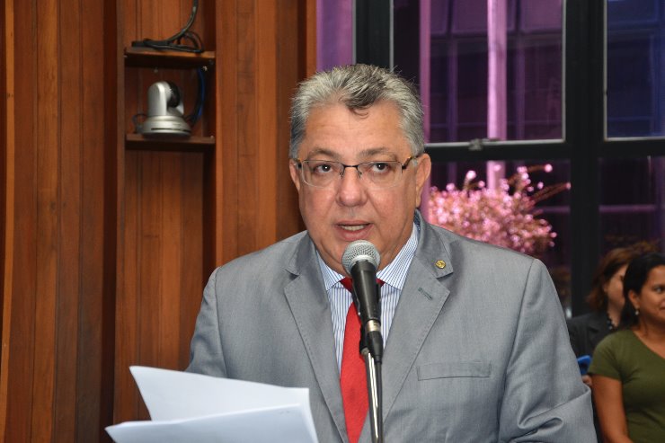 A Lei Federal 13.146/2015 afirma que é assegurado à pessoa com deficiência internada ou em observação o direito a acompanhante ou atendente pessoal