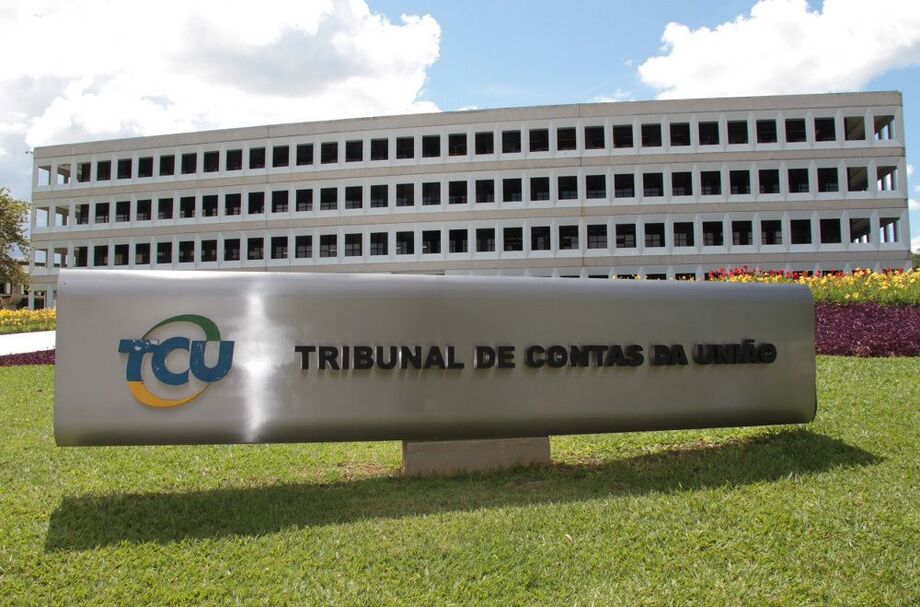 O subprocurador-geral Lucas Rocha Furtado, do Ministério Público junto ao Tribunal de Contas da União (TCU), entrou com uma representação na corte de contas para suspender o aumento na remuneração de militares
