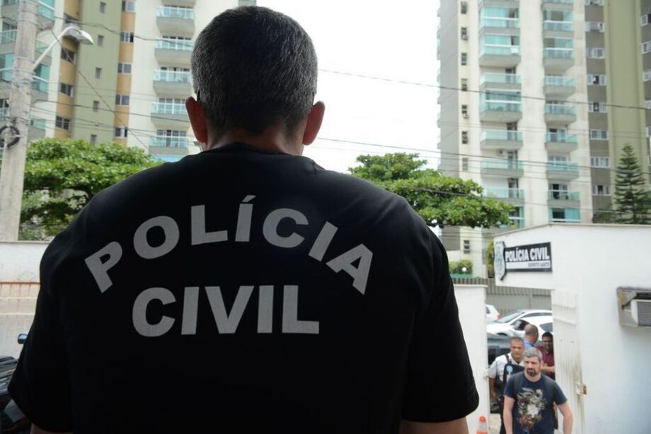 De acordo com a Sepol, as investigações indicaram que o grupo criminoso praticava dispensa de licitações e superfaturamento na aquisição de produtos