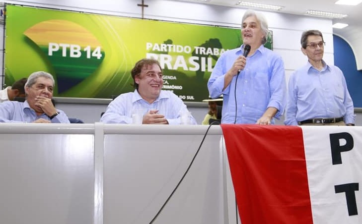 Delcídio (de pé) emitiu nota para explicar declarações de Roberto Jefferson (à direita na foto)