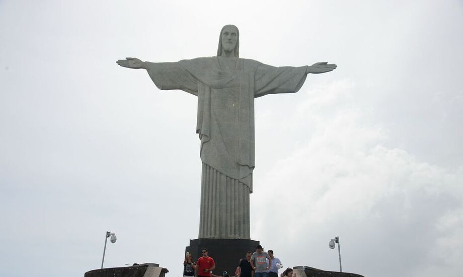 As vítimas da covid-19 serão lembradas, hoje (1º), durante a celebração de uma missa, às 19h, no Santuário do Cristo Redentor, no Rio de Janeiro