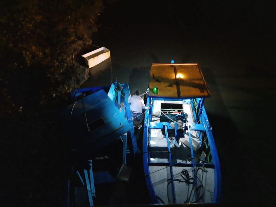 Pescadores tiveram que entrar na água para tentar salvar os barcos que afundaram