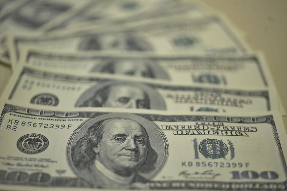 O dólar começou julho em queda, em parte um movimento de ajuste após as altas recentes, em parte refletindo o enfraquecimento da moeda americana no exterior nesta quarta-feira