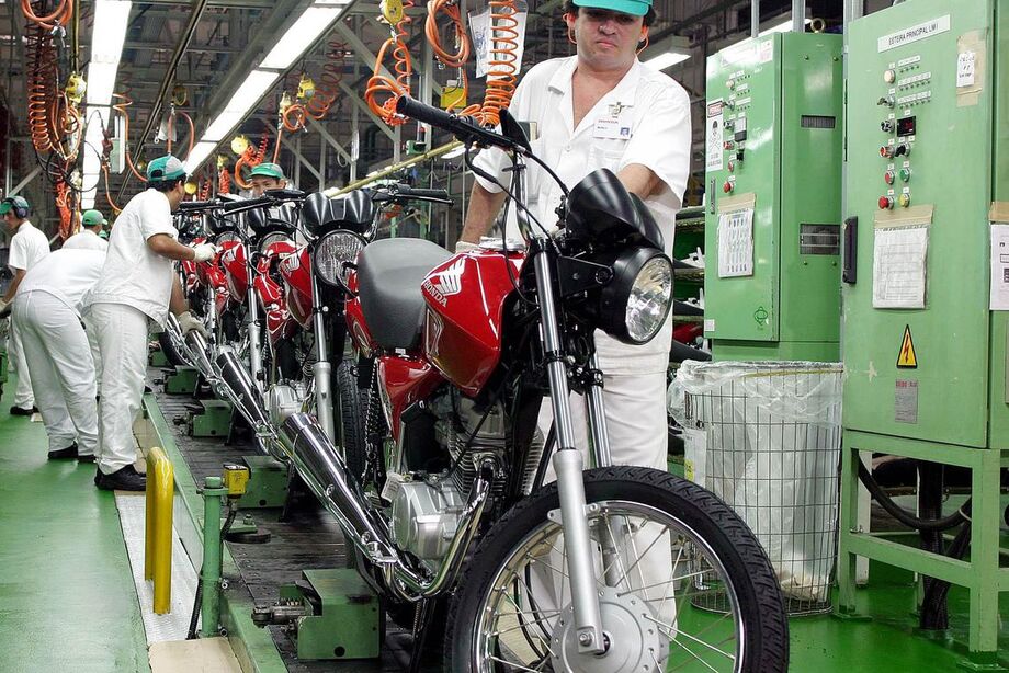 A indústria acumula queda de 11,2% no ano de 2020. Em 12 meses, a produção acumula baixa de 5,4%.