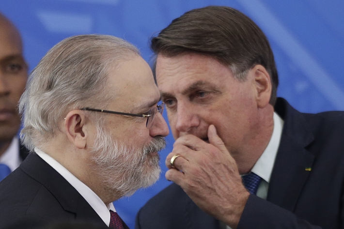 O presidente Jair Bolsonaro conversa com o procurador-geral da República, Augusto Aras, durante evento no Planalto