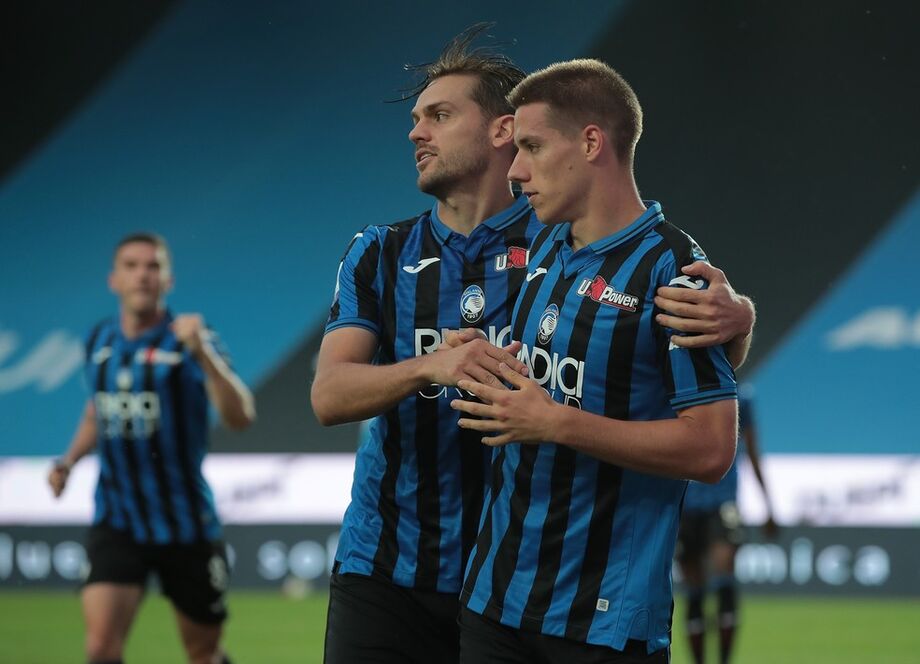 Pasalic comemora um dos gols da Atalanta ao lado de Rafael Tolói