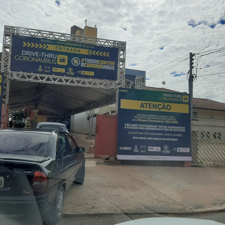 Fila para tesstar no drive trhu do coronavírus da Capital