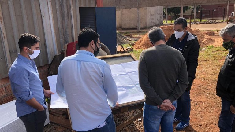A Prefeitura vistoriou hoje (03), as obras da construção da Praça de Esporte, Lazer e Cultura, do Jardim Noroeste, que foi retomada em junho