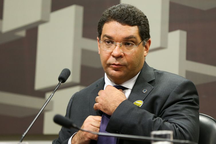 O secretário do Tesouro Nacional, Mansueto Almeida, afirmou nesta sexta-feira, 3, que pela primeira vez o governo está fazendo um esforço para construir uma base política no Congresso