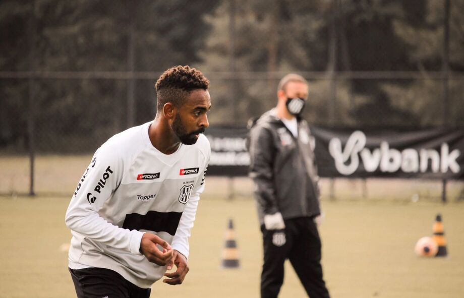 Atacante Osman treinando