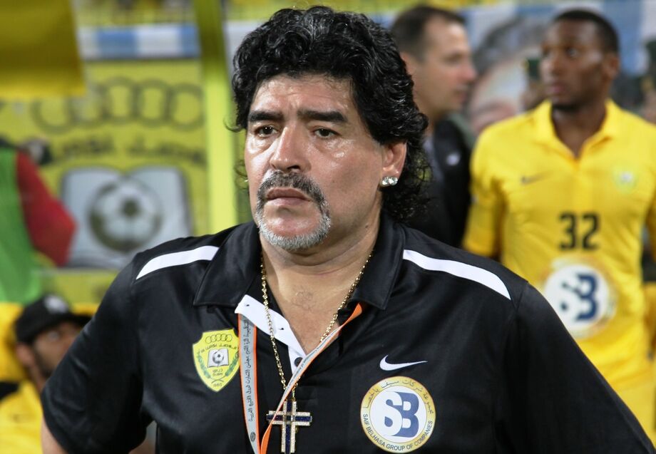O técnico do Gimnasia y Esgrima, Diego Maradona