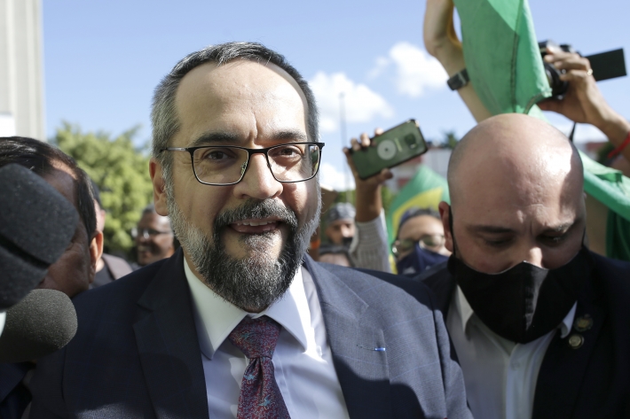 O ex-ministro da Educação, Abraham Weintruab, após depoimento na sede da Polícia Federal em Brasília.