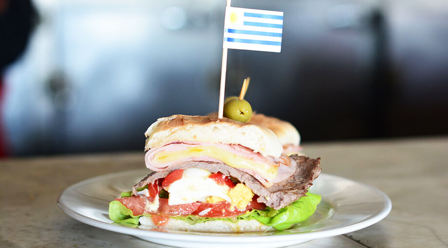 O Chivito é tão famoso no Uruguai, que o sanduiche ganhou sua própria semana anualmente, a data pode variar