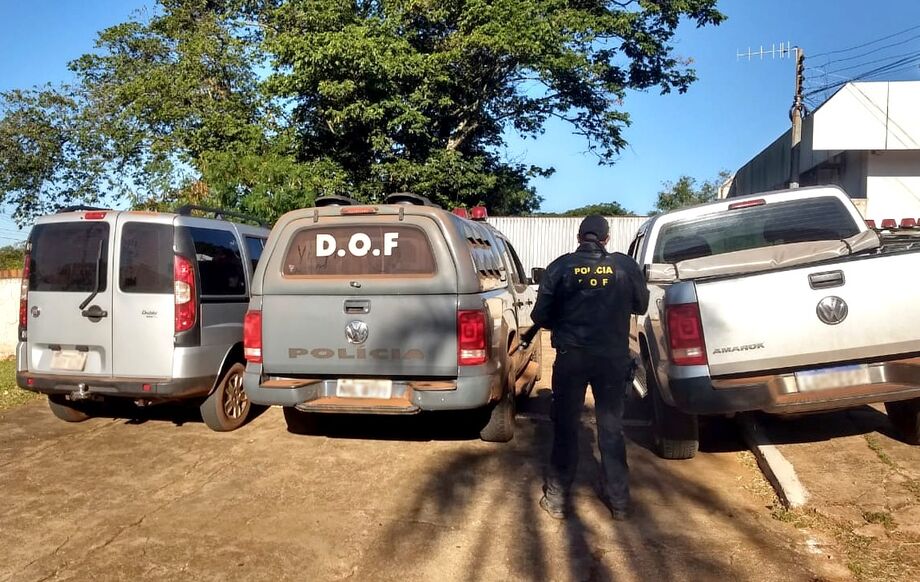 Durante o acompanhamento tático, os policiais localizaram o veículo abandonado. O condutor fugiu para o território paraguaio